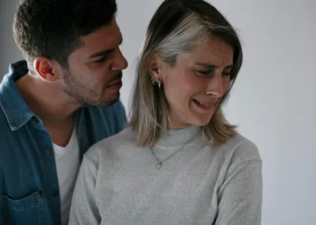 Imagem de um casal em um momento de tensão emocional, representando um relacionamento tóxico.