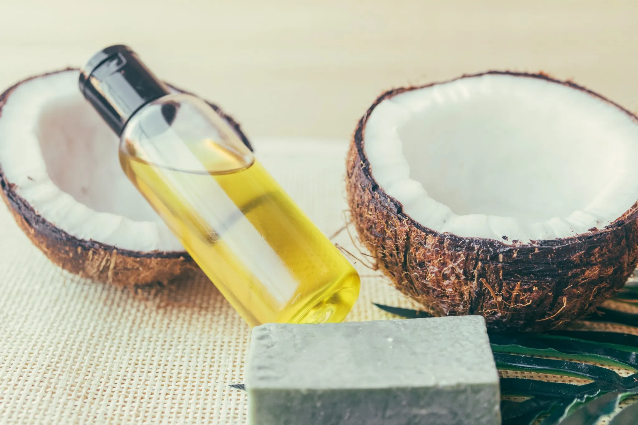 Óleo de coco e cocos frescos para cuidados capilares naturais