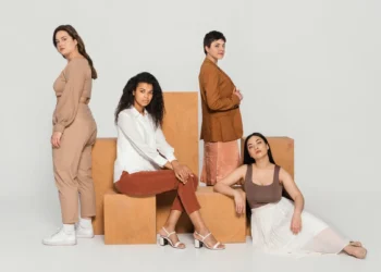 Mulheres com diferentes tipos de corpos e estilos, usando roupas que destacam a diversidade da moda inclusiva.