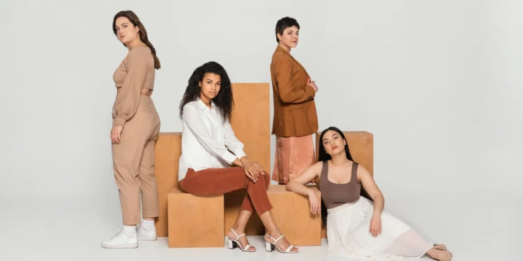 Mulheres com diferentes tipos de corpos e estilos, usando roupas que destacam a diversidade da moda inclusiva.