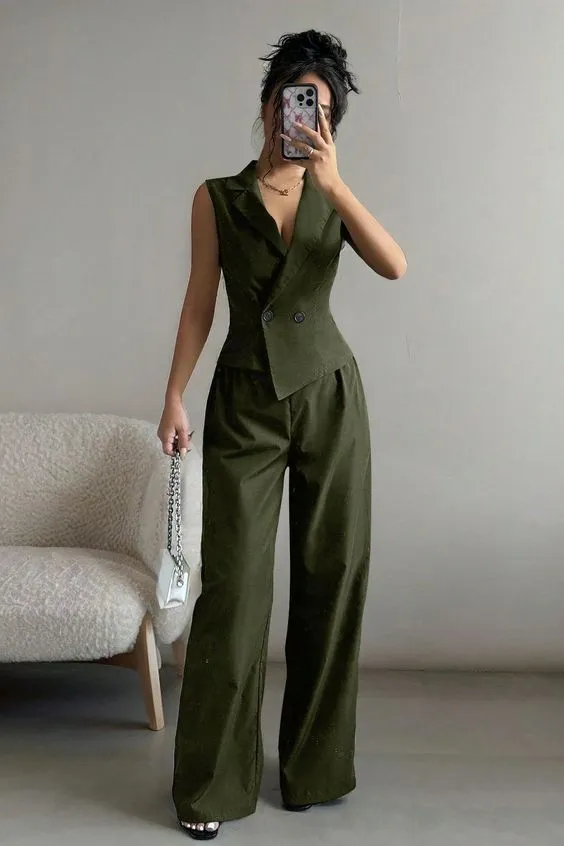 Look elegante verde militar com macacão de corte reto e botão duplo