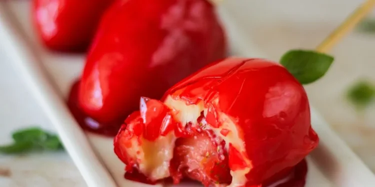 Morango do amor com recheio visível de morango, em uma apresentação atraente.