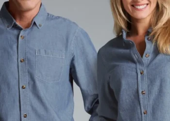 Homem e mulher usando camisas de botão, representando a diferença de estilo entre roupas masculinas e femininas.