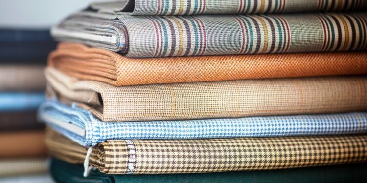 Tecidos que não amassam, prontos para uso imediato, ideais para profissionais e estudantes.