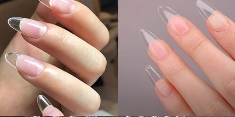 Unhas postiças transparentes com formato natural e dicas para aumentar a durabilidade.