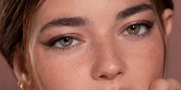 Maquiagem leve e chique: o visual ideal para quem quer parecer descansada 1 Retrato de uma jovem mulher com maquiagem suave e expressão tranquila.