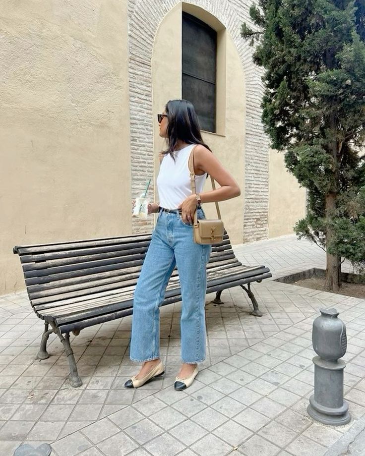  Look com calça jeans reta e blusa branca para trabalho