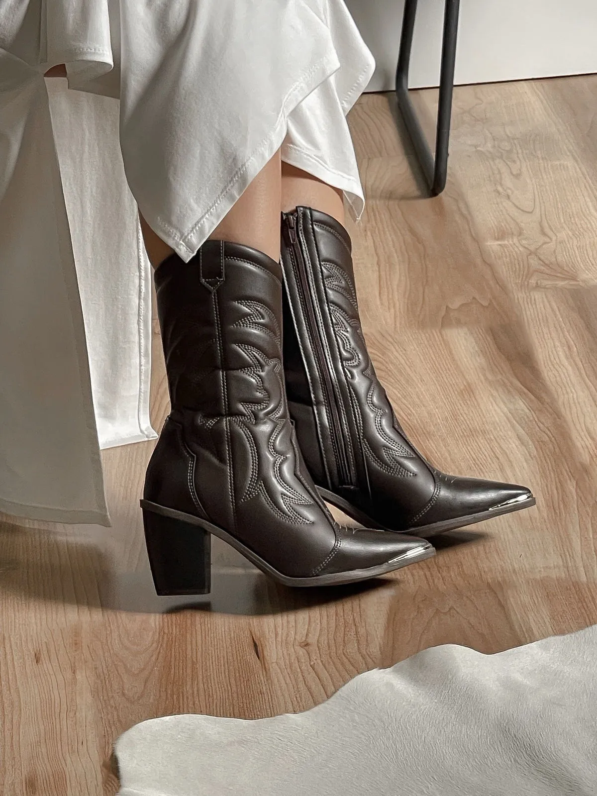 Botas estilo western de couro marrom com salto quadrado e zíper