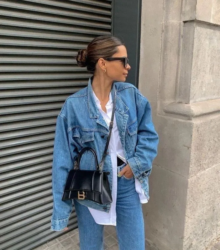 Mulher estilosa usando jaqueta jeans oversized e camisa social branca