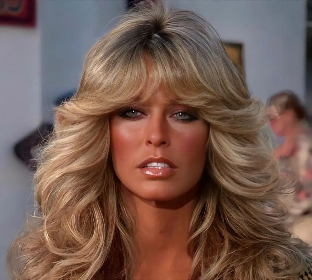 Franja volumosa e ondulada no estilo dos anos 70.