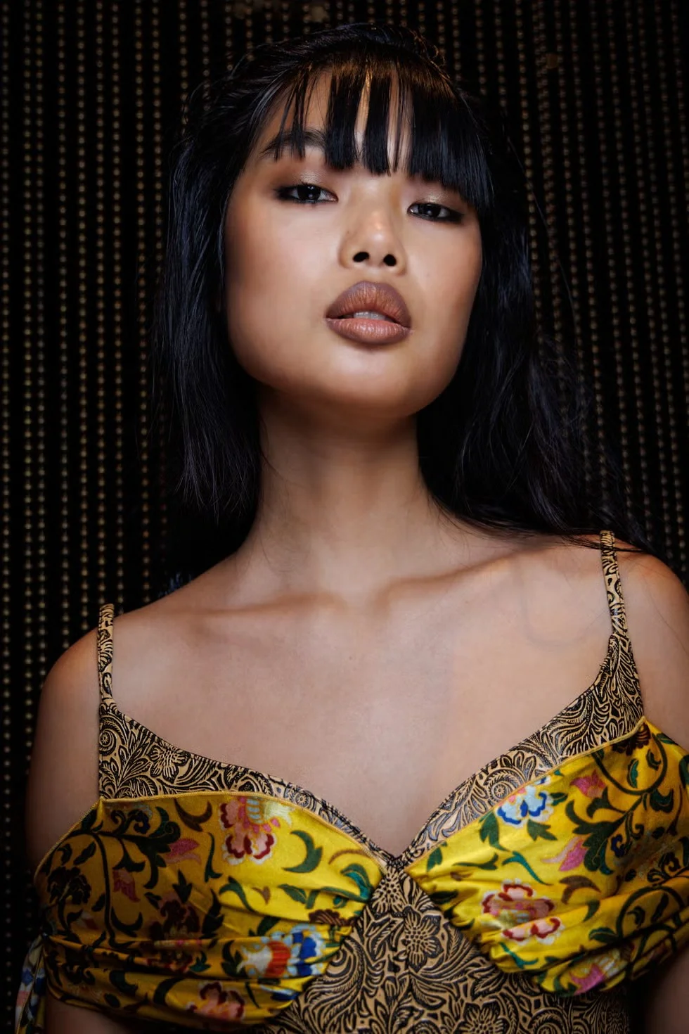 Modelo usando franja desfiada no desfile de Kim Shui.