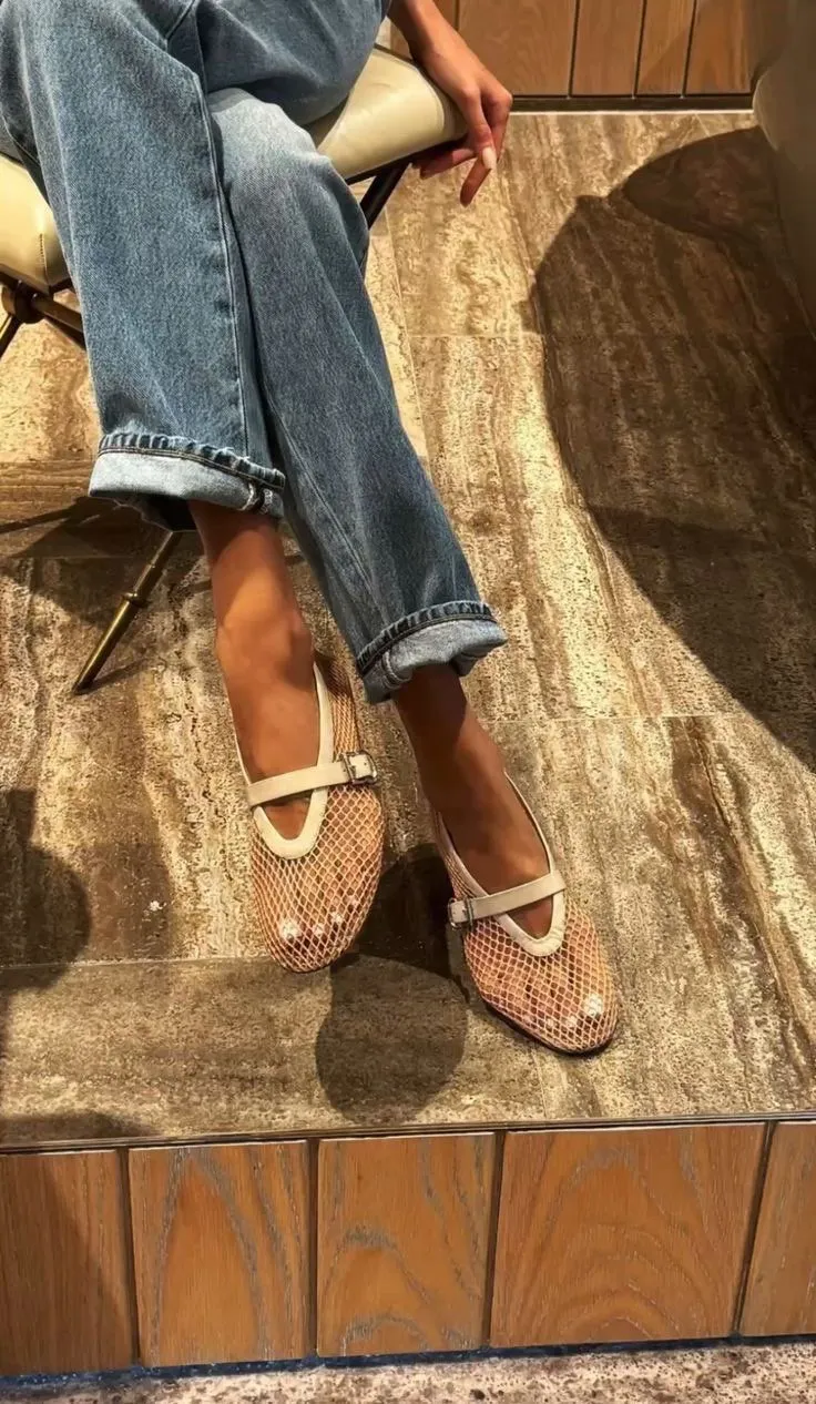 Sapatos com tecido mesh em tom nude, detalhe em tira na parte frontal