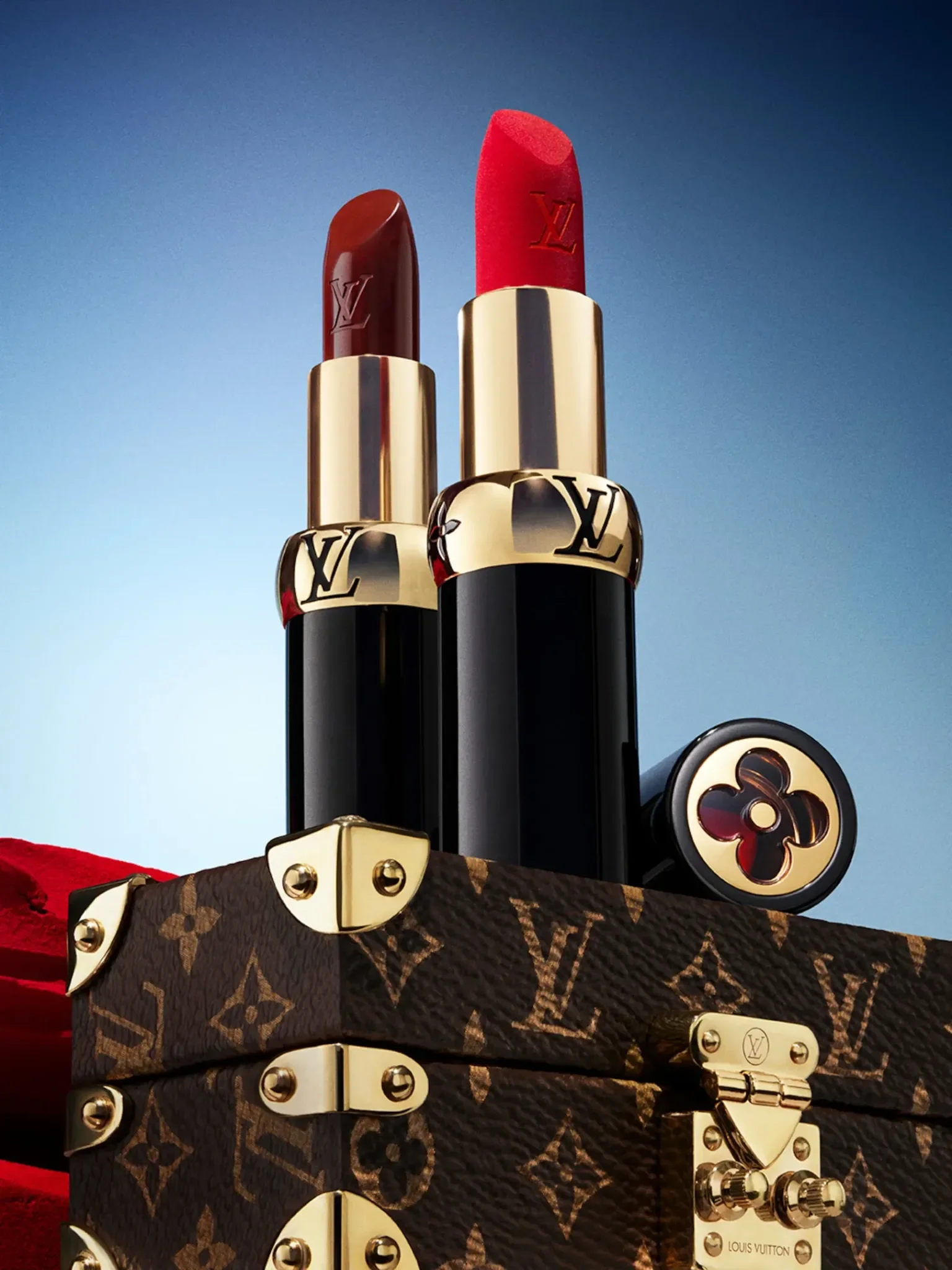 Batom da Louis Vuitton da coleção La Beauté, com embalagem sofisticada e tons vibrantes.