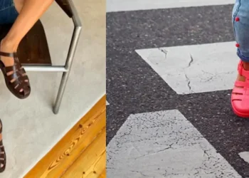 Duas imagens lado a lado de pessoas usando sandálias de plástico estilo "jelly". Na esquerda, pés usando uma sandália marrom escura. Na direita, pés usando uma sandália rosa vibrante.