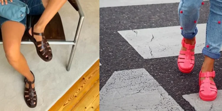 Vão bombar! As cores de sapato que serão tendência no Verão 2026 1 Duas imagens lado a lado de pessoas usando sandálias de plástico estilo "jelly". Na esquerda, pés usando uma sandália marrom escura. Na direita, pés usando uma sandália rosa vibrante.