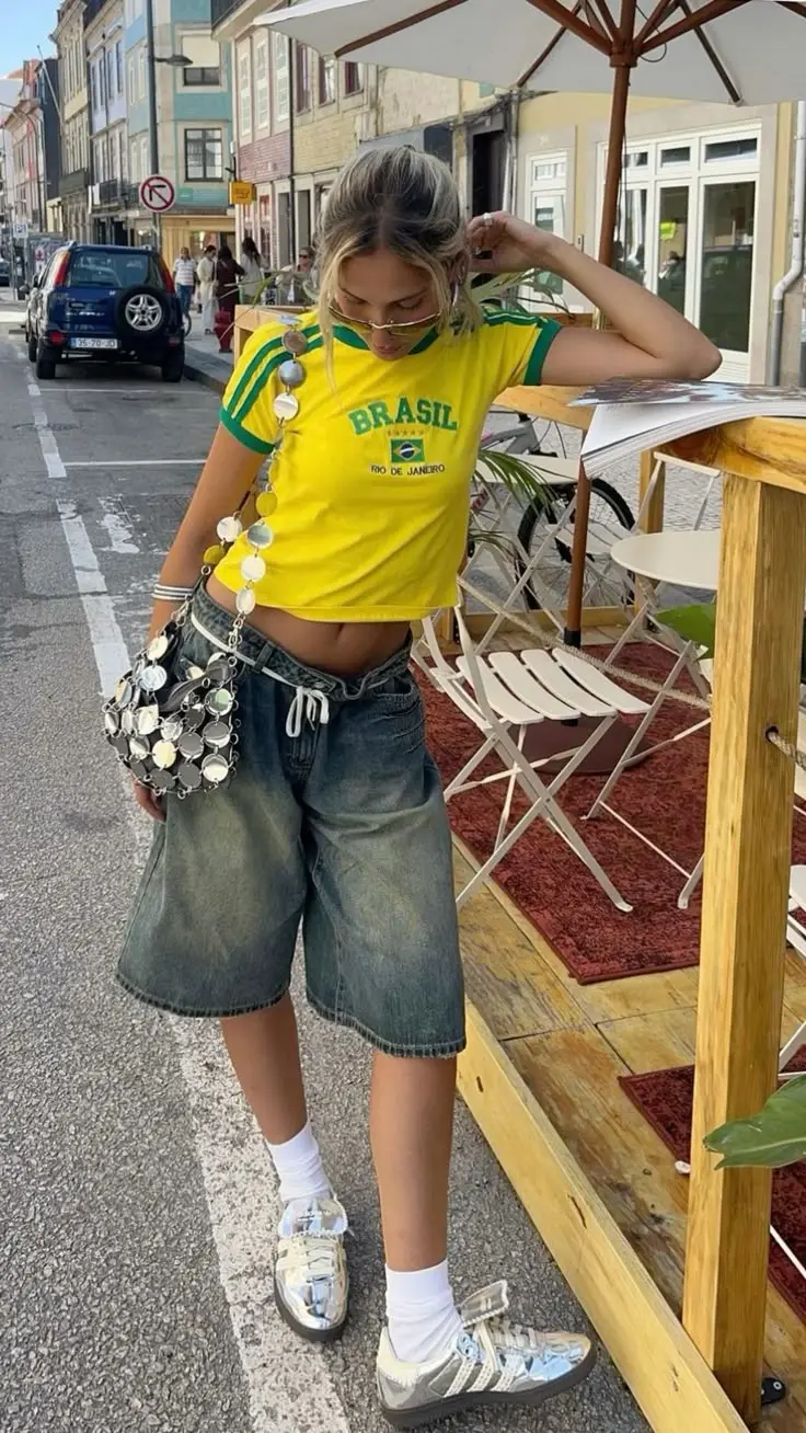 Look casual e estiloso com camisa de time e bermuda de alfaiataria, ideal para os dias quentes.