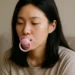 Chupetas em adultos vira febre nas redes sociais! Descubra motivo inusitado 14 Imagem de uma pessoa com chupeta rosa, ilustrando a tendência das chupetas em adultos nas redes sociais.
