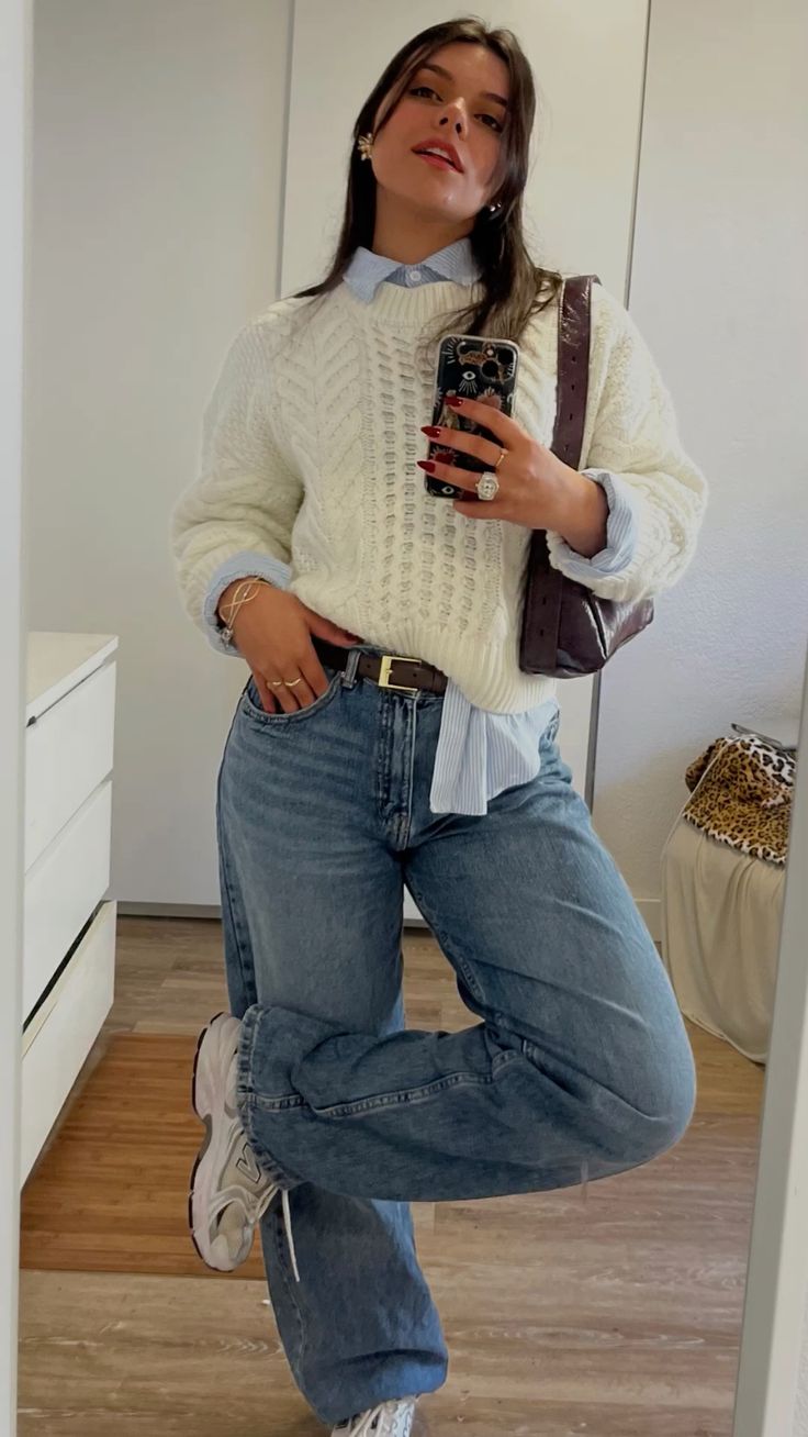 Look com jeans flare e tricô branco para o inverno