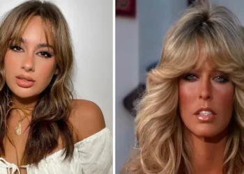 Mulher com cabelos loiros em destaque, mostrando a tendência de franjas.