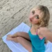 Loiro esverdeado é a tendência que está bombando agora entre as gringas 12 Sabrina Carpenter com cabelo loiro esverdeado em destaque na praia.