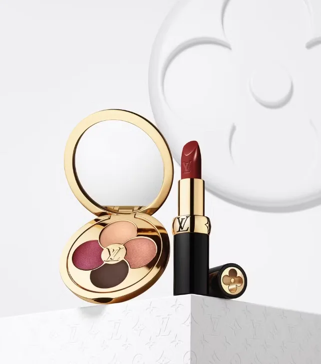 Paleta de sombras e batom Louis Vuitton com embalagem dourada e preta.