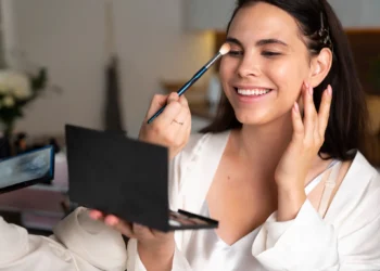 maquiagem leve para o dia a dia em um espelho, com truques simples para realçar a beleza natural.