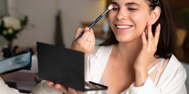 Maquiagem leve para o dia a dia: truques simples para realçar sua beleza natural 1 maquiagem leve para o dia a dia em um espelho, com truques simples para realçar a beleza natural.