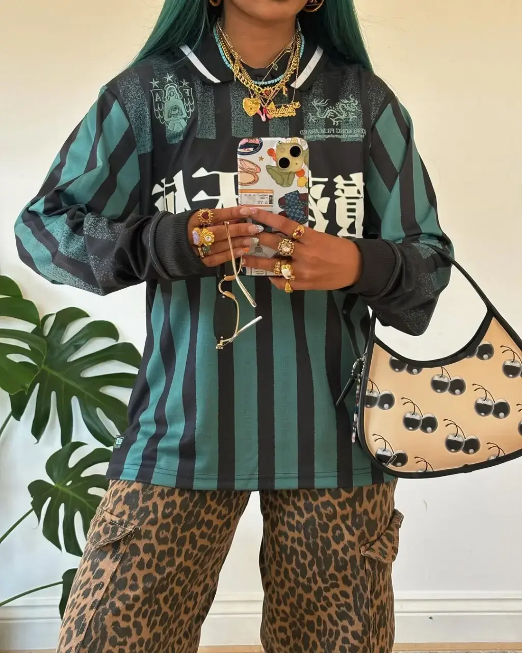 Pessoa usando um mix de estampas com camisa de time e calça de leopardo