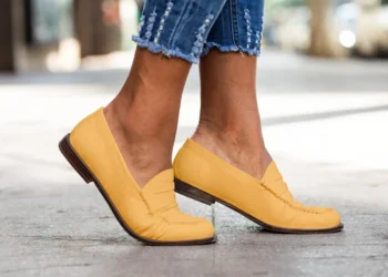 Mocassins de couro amarelo com sola baixa e design moderno