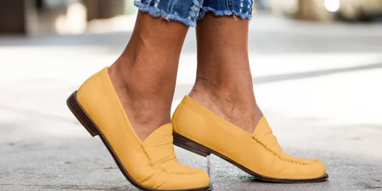 Os 10 sapatos que estão super em alta e você vai amar! 1 Mocassins de couro amarelo com sola baixa e design moderno