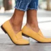 Mocassins de couro amarelo com sola baixa e design moderno