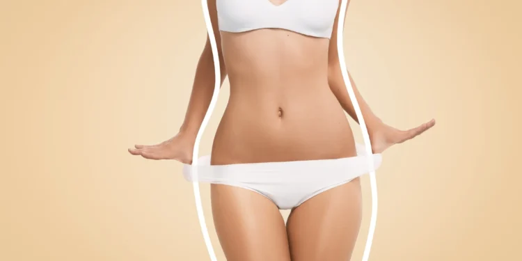 Será que a magreza voltou para ficar no mundo da moda? 1 Imagem de uma mulher em lingerie branca, destacando um corpo esbelto e tonificado, com um fundo suave de cor bege.