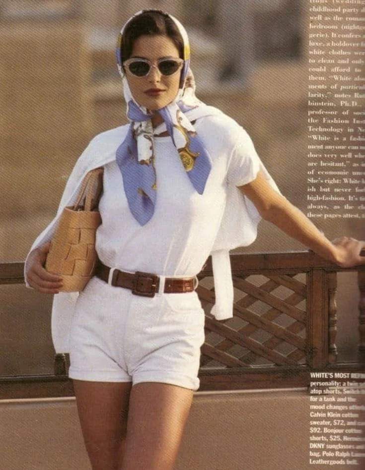 Estilo casual old money com blusa branca, shorts e lenço de seda