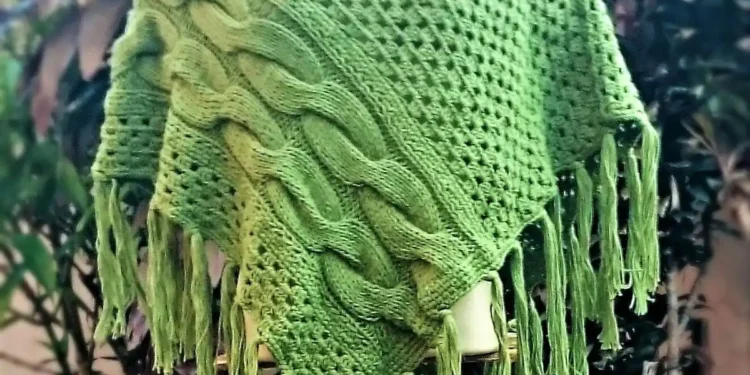 Poncho verde com franjas, tendência de moda para 2025, sobre manequim