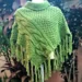 Poncho está de volta: 14 inspirações para reinventar seu visual 14 Poncho verde com franjas, tendência de moda para 2025, sobre manequim