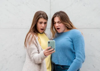 A imagem transmite a ideia de uma reação a algo inesperado nas redes sociais, relacionado a comparações e autoestima.