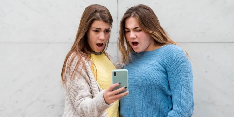 A imagem transmite a ideia de uma reação a algo inesperado nas redes sociais, relacionado a comparações e autoestima.