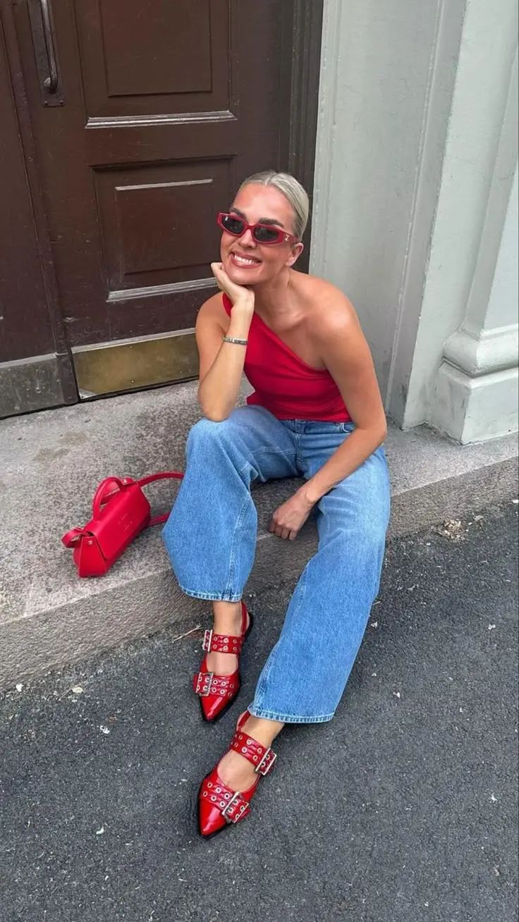 Sapato vermelho aberto como aposta para os looks de verão em 2026.