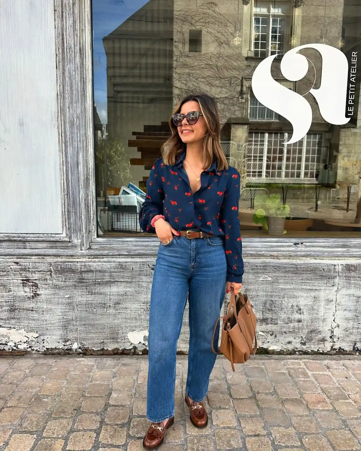 Calçados em tom marrom terroso, combinando com jeans e acessórios elegantes.