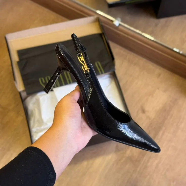Slingback preto de verniz com salto fino e detalhe dourado