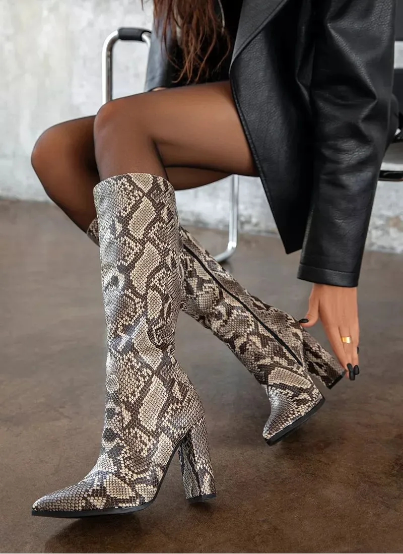 Bota de couro com estampa de cobra, salto grosso e design moderno