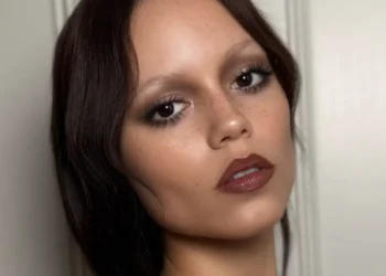 Tendência de maquiagem cansada no TikTok, retratando um look suave e natural