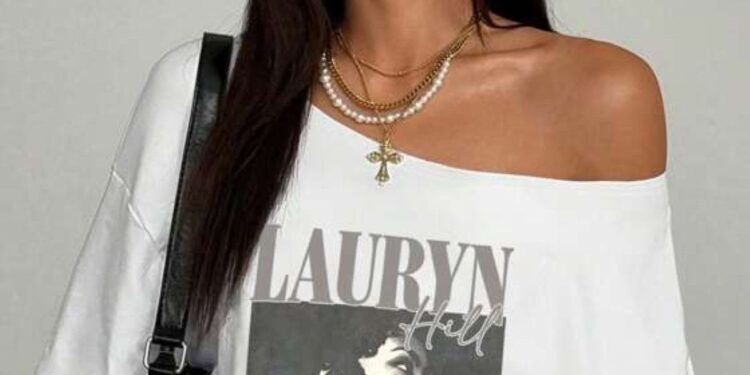 Mulher usando camiseta branca com estampa de Lauryn Hill e ombro caído, estilo anos 2010.