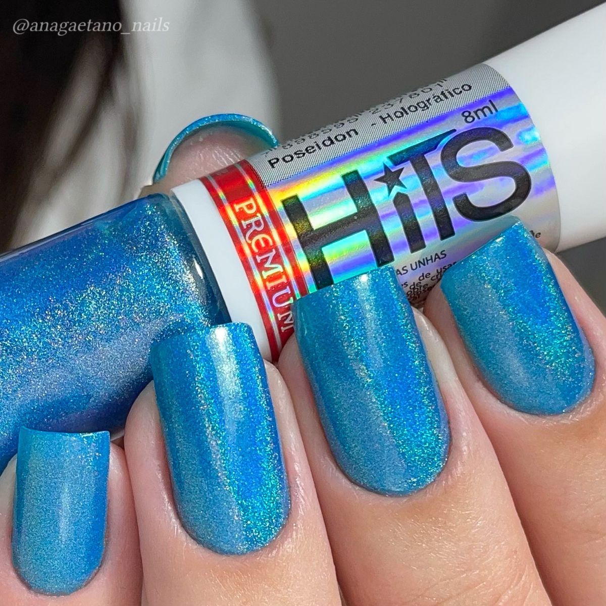 Unhas esmaltadas com o esmalte metalizado azul iridescente da Hits, tom Poseidon.