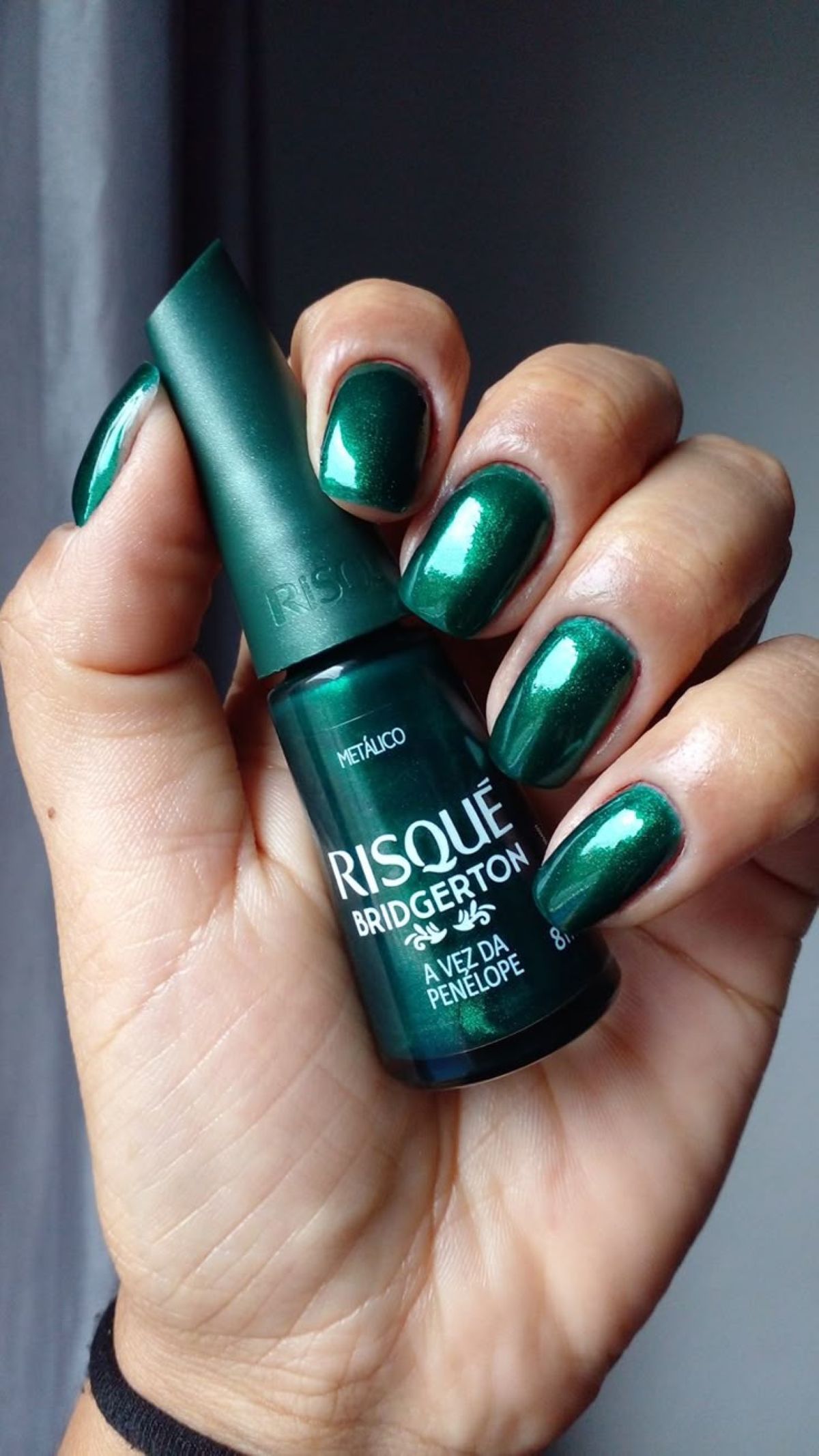 Unhas pintadas com esmalte verde metalizado Risqué Bridgerton “A Vez da Penélope”.