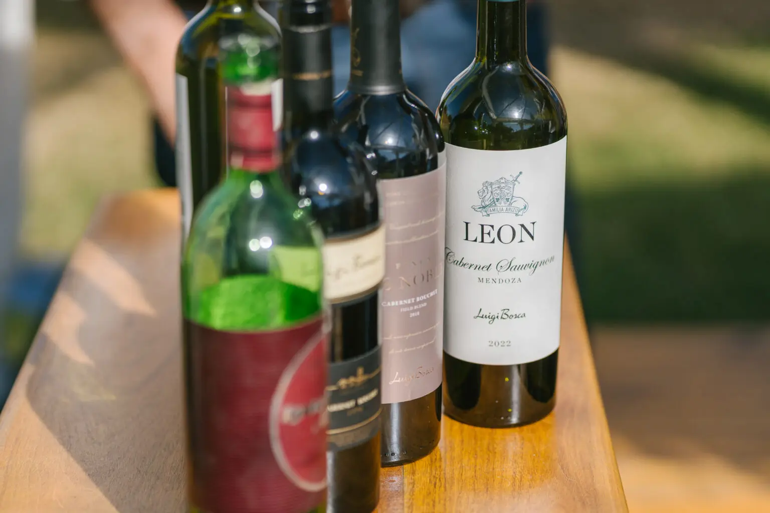 Imagem de uma taça de Cabernet Sauvignon com vinho tinto, simbolizando o vinho mais famoso do mundo.