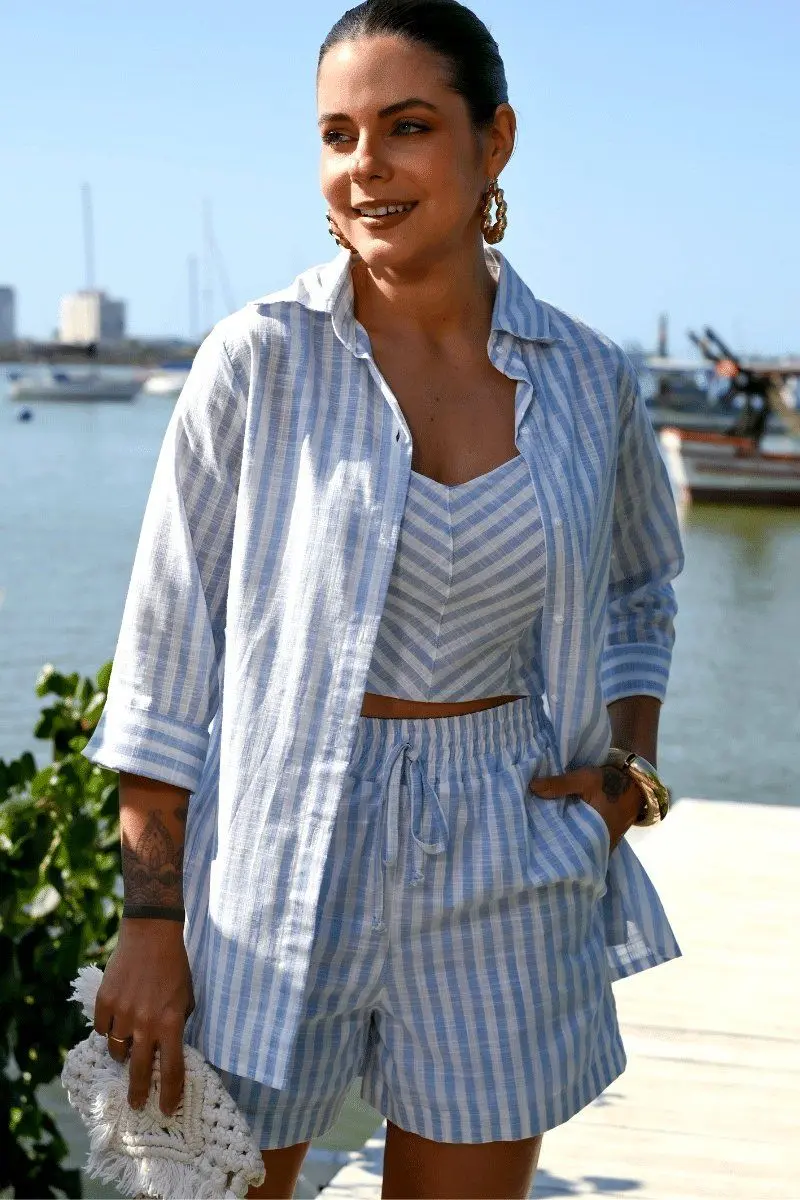 Imagem de um conjunto com listras azuis e brancas, representando um estilo vibrante e elegante.