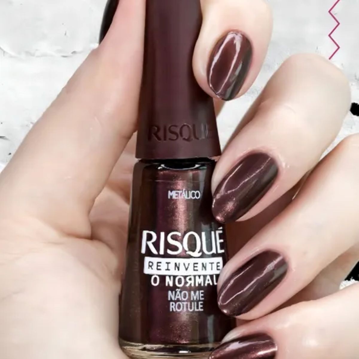 Unhas pintadas com o esmalte metálico Risqué Não Me Rotule em tom vinho intenso