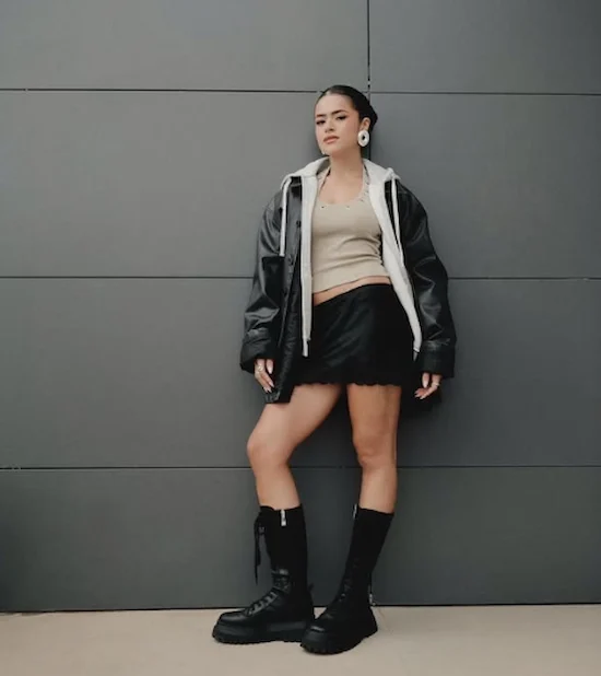 Maisa em look moderno e ousado para o The Town 2025, usando jaqueta preta, saia curta e botas estilosas