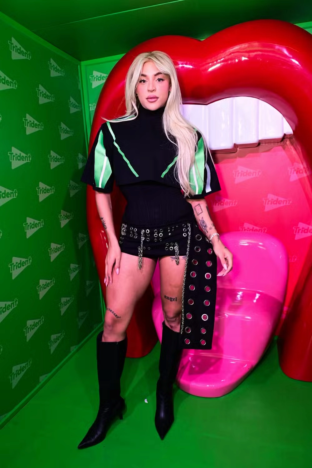 Pabllo Vittar exibindo look ousado no Show The Town 2025, usando um top preto e shorts com detalhes metálicos